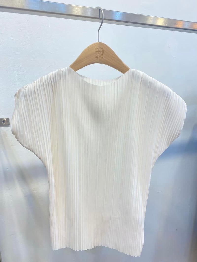 Pleated simple top